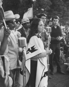 Dolores Huerta - Revolution in the Fields-Revolución en los Campos